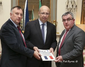 Remise du registre de condoléances à l'ambassadeur de France en Irlande